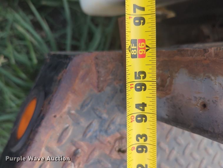 image for item NG9964 2006 Chevrolet Silverado 3500 Crew Cab flatbed pickup truck