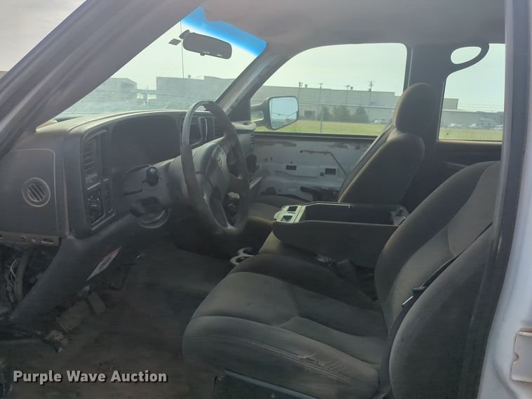 image for item NG9964 2006 Chevrolet Silverado 3500 Crew Cab flatbed pickup truck