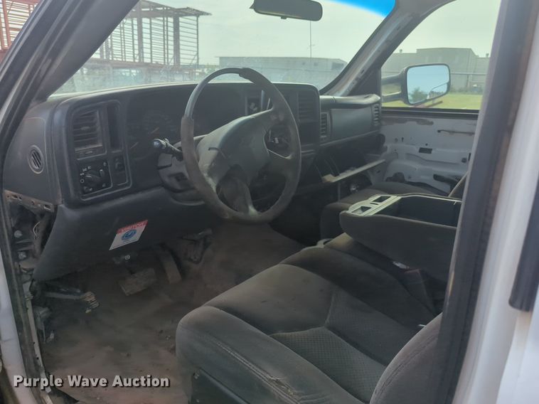 image for item NG9964 2006 Chevrolet Silverado 3500 Crew Cab flatbed pickup truck