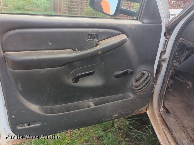 image for item NG9964 2006 Chevrolet Silverado 3500 Crew Cab flatbed pickup truck