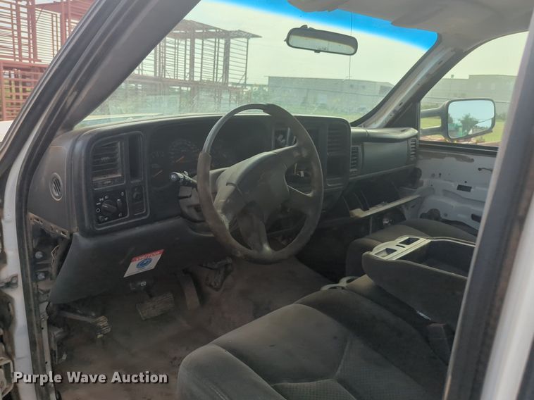 image for item NG9964 2006 Chevrolet Silverado 3500 Crew Cab flatbed pickup truck