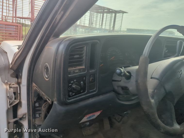 image for item NG9964 2006 Chevrolet Silverado 3500 Crew Cab flatbed pickup truck