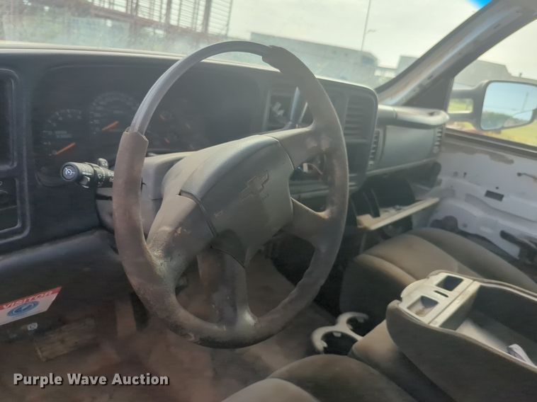 image for item NG9964 2006 Chevrolet Silverado 3500 Crew Cab flatbed pickup truck