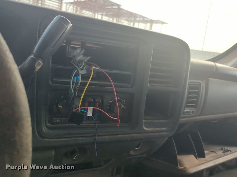 image for item NG9964 2006 Chevrolet Silverado 3500 Crew Cab flatbed pickup truck