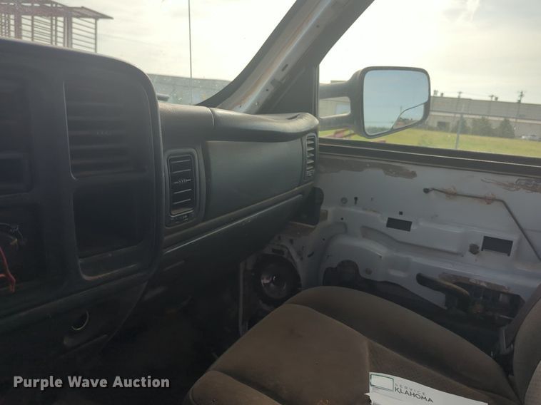 image for item NG9964 2006 Chevrolet Silverado 3500 Crew Cab flatbed pickup truck