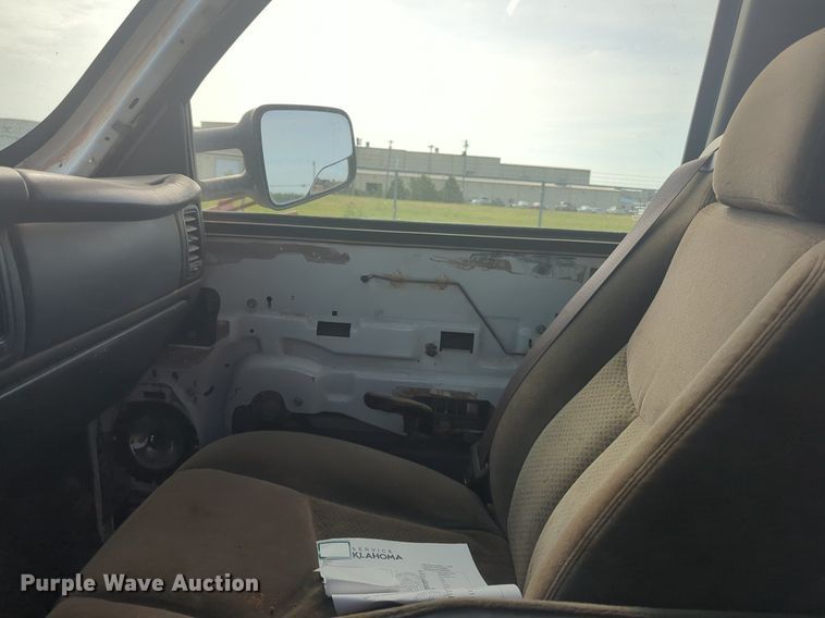 image for item NG9964 2006 Chevrolet Silverado 3500 Crew Cab flatbed pickup truck