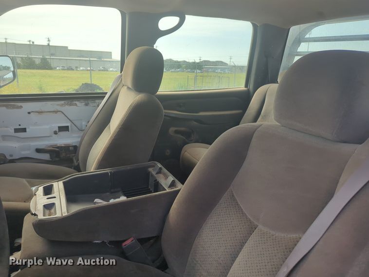 image for item NG9964 2006 Chevrolet Silverado 3500 Crew Cab flatbed pickup truck