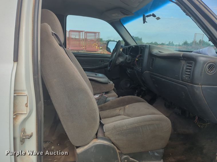 image for item NG9964 2006 Chevrolet Silverado 3500 Crew Cab flatbed pickup truck