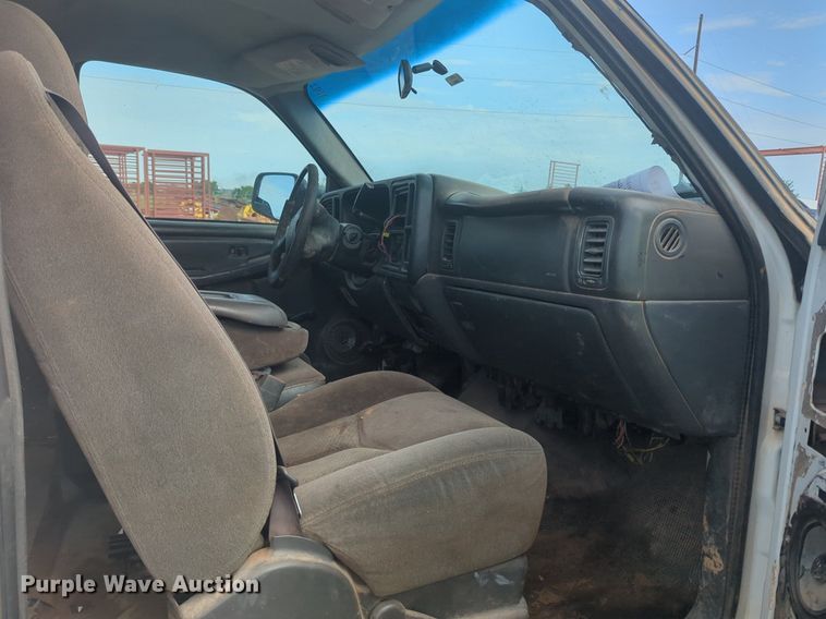 image for item NG9964 2006 Chevrolet Silverado 3500 Crew Cab flatbed pickup truck