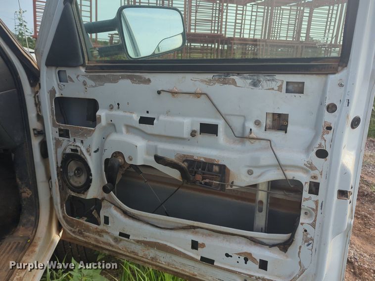 image for item NG9964 2006 Chevrolet Silverado 3500 Crew Cab flatbed pickup truck