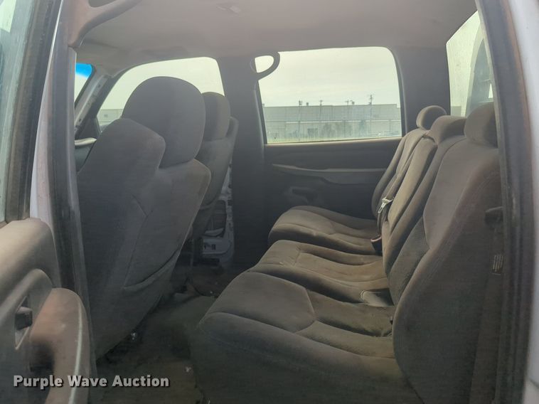 image for item NG9964 2006 Chevrolet Silverado 3500 Crew Cab flatbed pickup truck