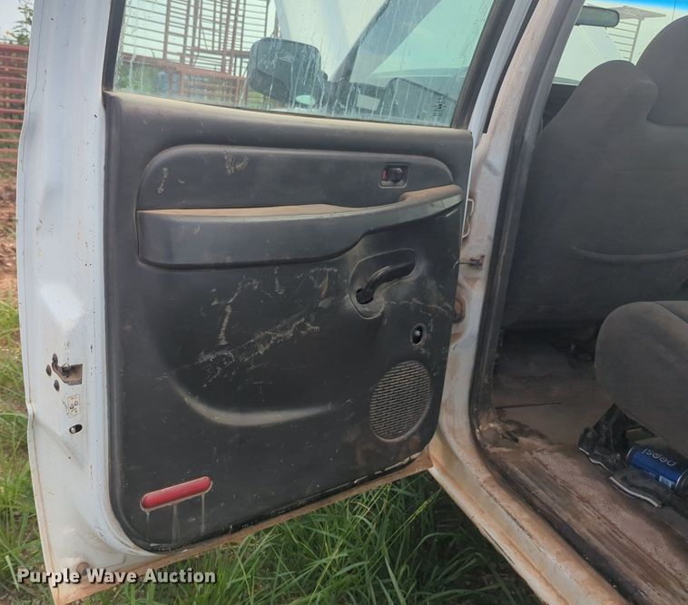 image for item NG9964 2006 Chevrolet Silverado 3500 Crew Cab flatbed pickup truck