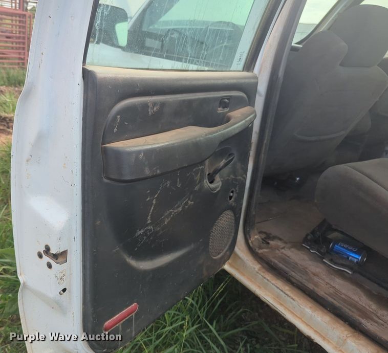 image for item NG9964 2006 Chevrolet Silverado 3500 Crew Cab flatbed pickup truck