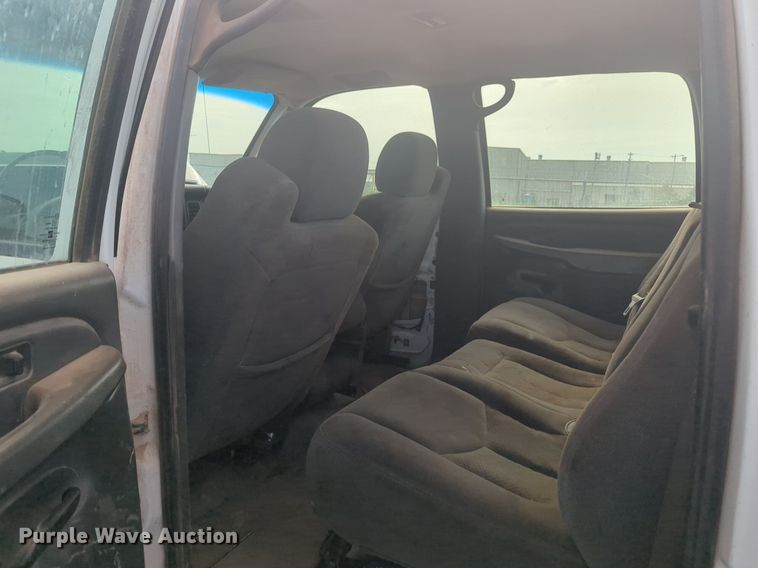 image for item NG9964 2006 Chevrolet Silverado 3500 Crew Cab flatbed pickup truck