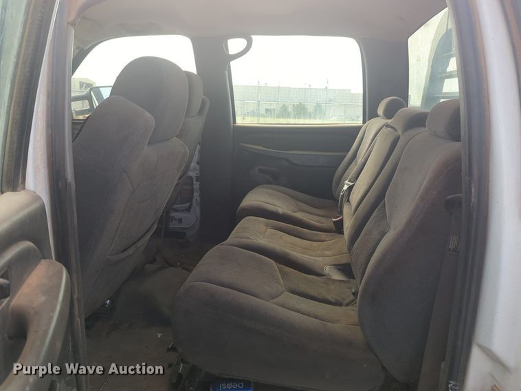 image for item NG9964 2006 Chevrolet Silverado 3500 Crew Cab flatbed pickup truck