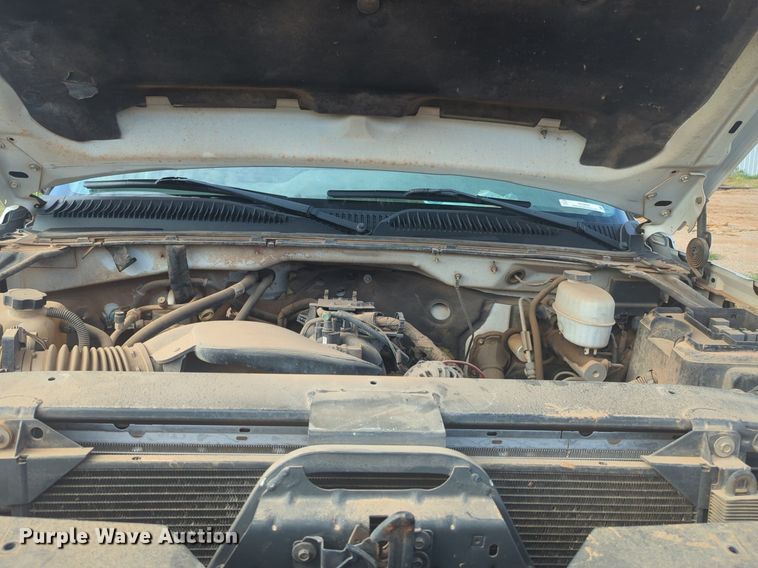 image for item NG9964 2006 Chevrolet Silverado 3500 Crew Cab flatbed pickup truck