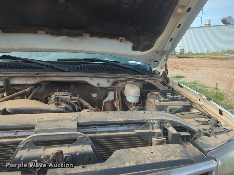 image for item NG9964 2006 Chevrolet Silverado 3500 Crew Cab flatbed pickup truck