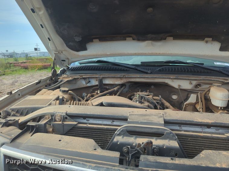 image for item NG9964 2006 Chevrolet Silverado 3500 Crew Cab flatbed pickup truck