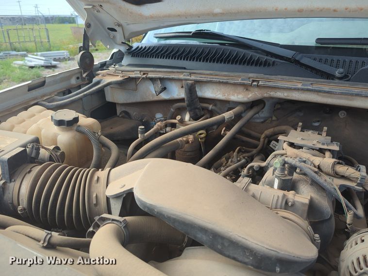 image for item NG9964 2006 Chevrolet Silverado 3500 Crew Cab flatbed pickup truck