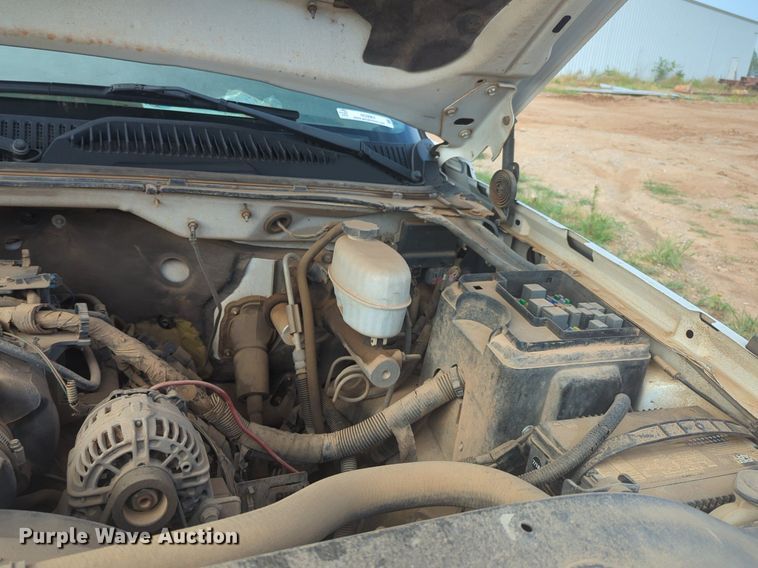 image for item NG9964 2006 Chevrolet Silverado 3500 Crew Cab flatbed pickup truck