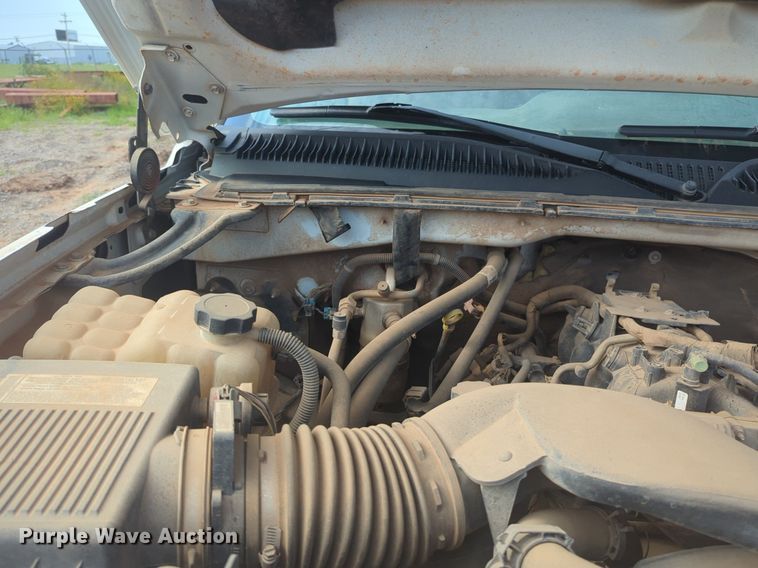 image for item NG9964 2006 Chevrolet Silverado 3500 Crew Cab flatbed pickup truck