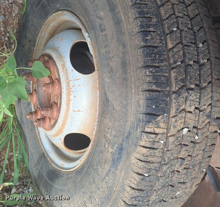 image for item NG9964 2006 Chevrolet Silverado 3500 Crew Cab flatbed pickup truck