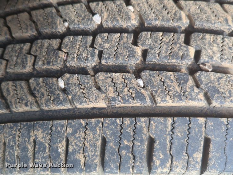 image for item NG9964 2006 Chevrolet Silverado 3500 Crew Cab flatbed pickup truck