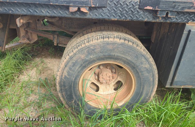 image for item NG9964 2006 Chevrolet Silverado 3500 Crew Cab flatbed pickup truck