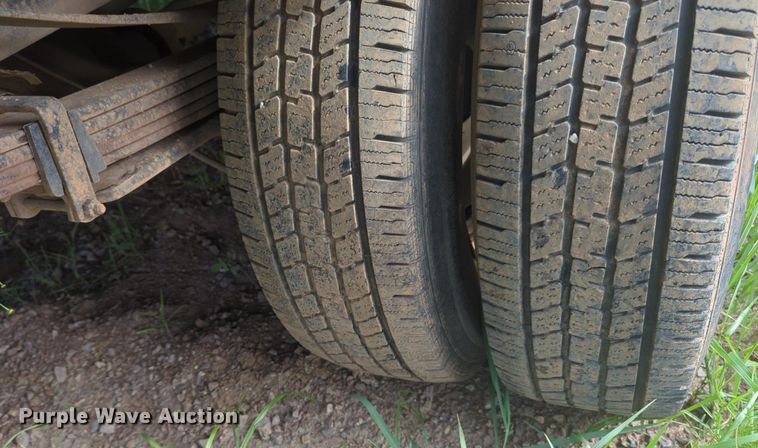 image for item NG9964 2006 Chevrolet Silverado 3500 Crew Cab flatbed pickup truck