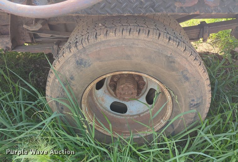 image for item NG9964 2006 Chevrolet Silverado 3500 Crew Cab flatbed pickup truck