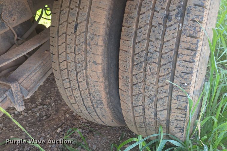 image for item NG9964 2006 Chevrolet Silverado 3500 Crew Cab flatbed pickup truck