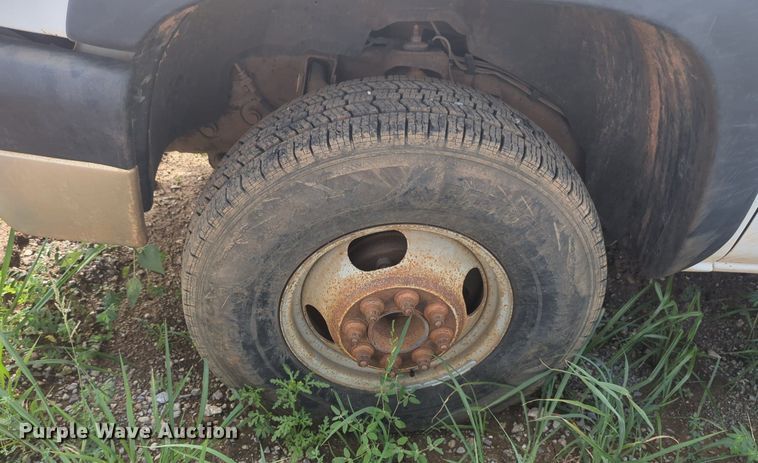 image for item NG9964 2006 Chevrolet Silverado 3500 Crew Cab flatbed pickup truck