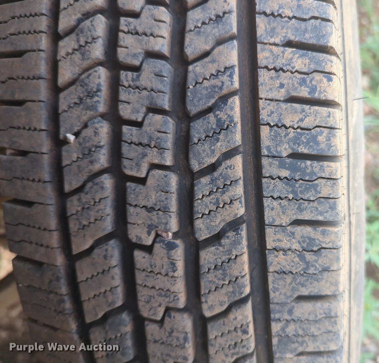 image for item NG9964 2006 Chevrolet Silverado 3500 Crew Cab flatbed pickup truck