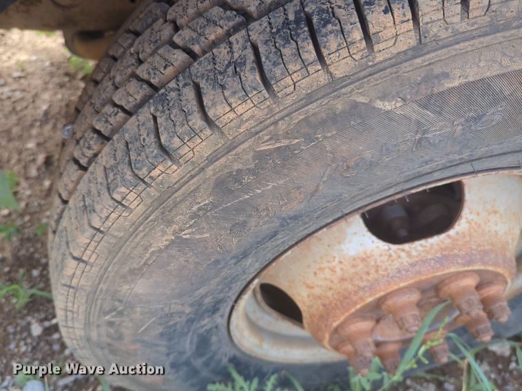 image for item NG9964 2006 Chevrolet Silverado 3500 Crew Cab flatbed pickup truck