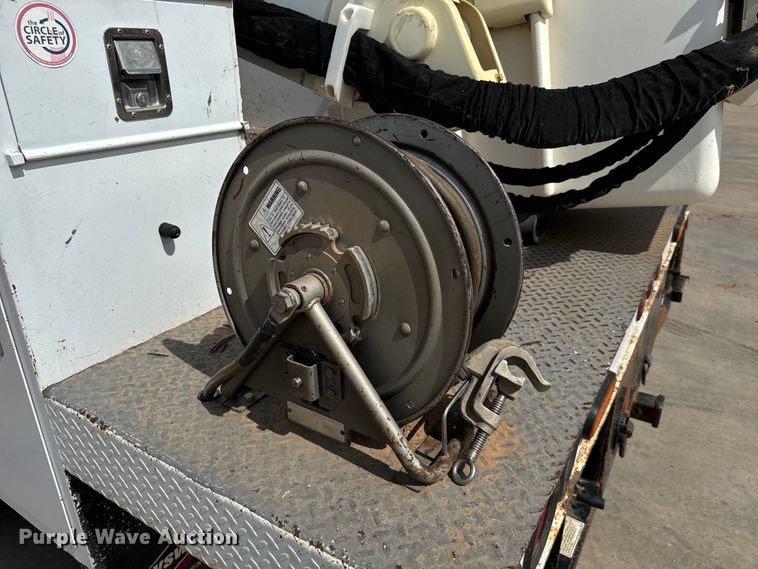 image for item NQ9624 2015 Ford F550 Super Duty bucket truck