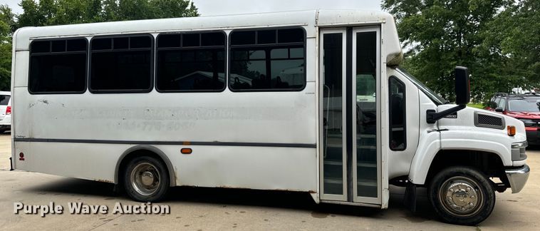 image for item OF9740 2009 Chevrolet  C5500 shuttle bus