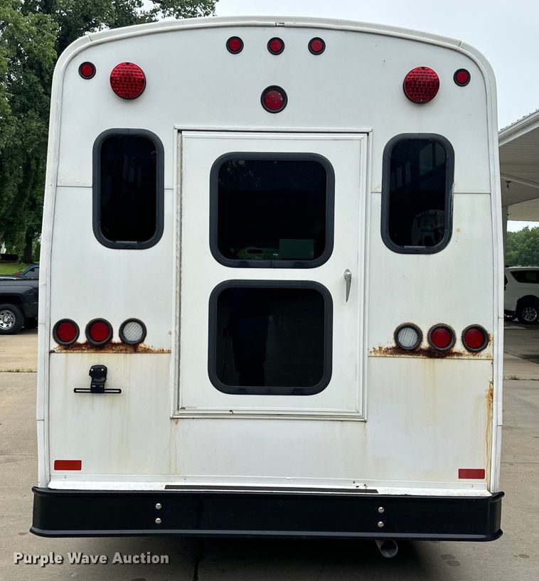 image for item OF9740 2009 Chevrolet  C5500 shuttle bus