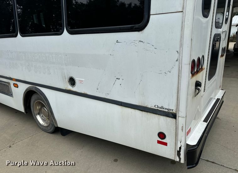 image for item OF9740 2009 Chevrolet  C5500 shuttle bus