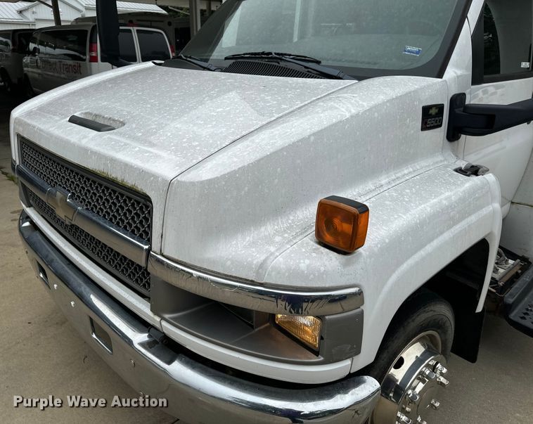 image for item OF9740 2009 Chevrolet  C5500 shuttle bus