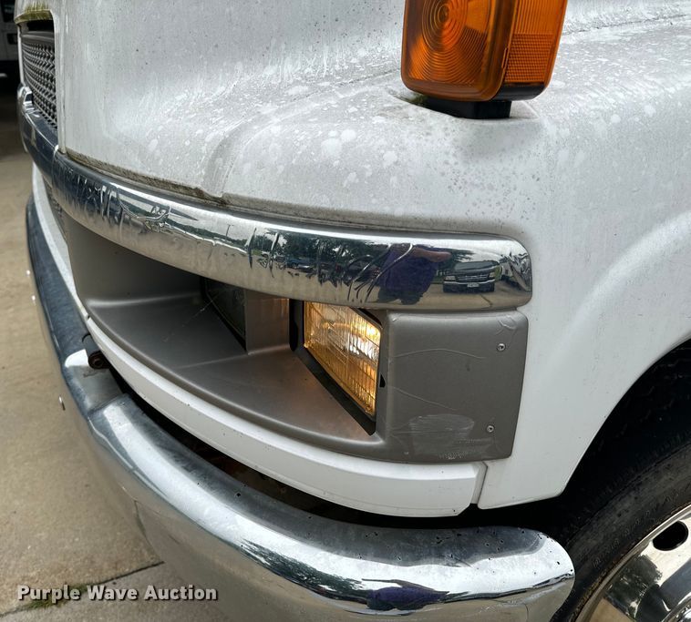 image for item OF9740 2009 Chevrolet  C5500 shuttle bus