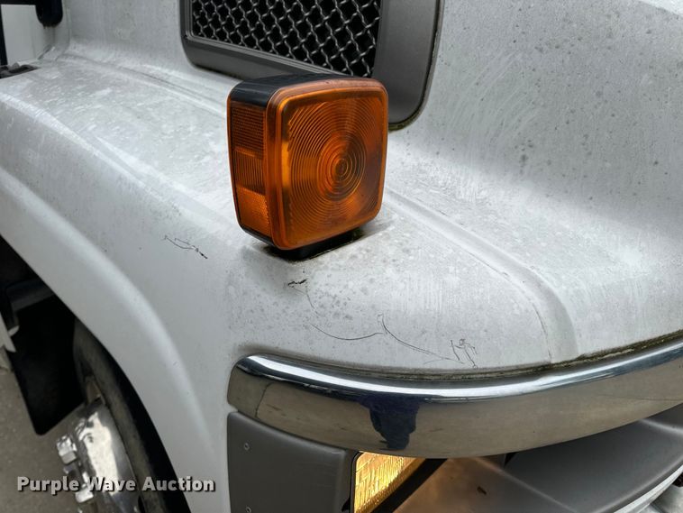 image for item OF9740 2009 Chevrolet  C5500 shuttle bus