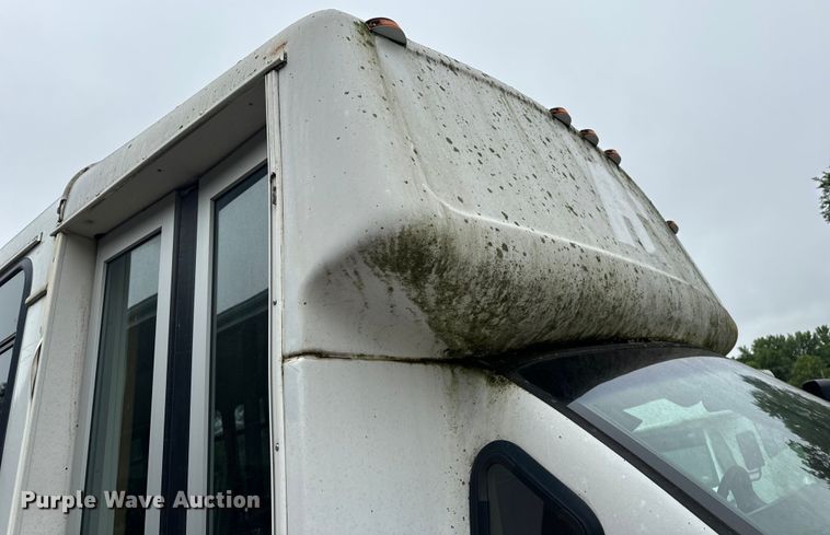 image for item OF9740 2009 Chevrolet  C5500 shuttle bus