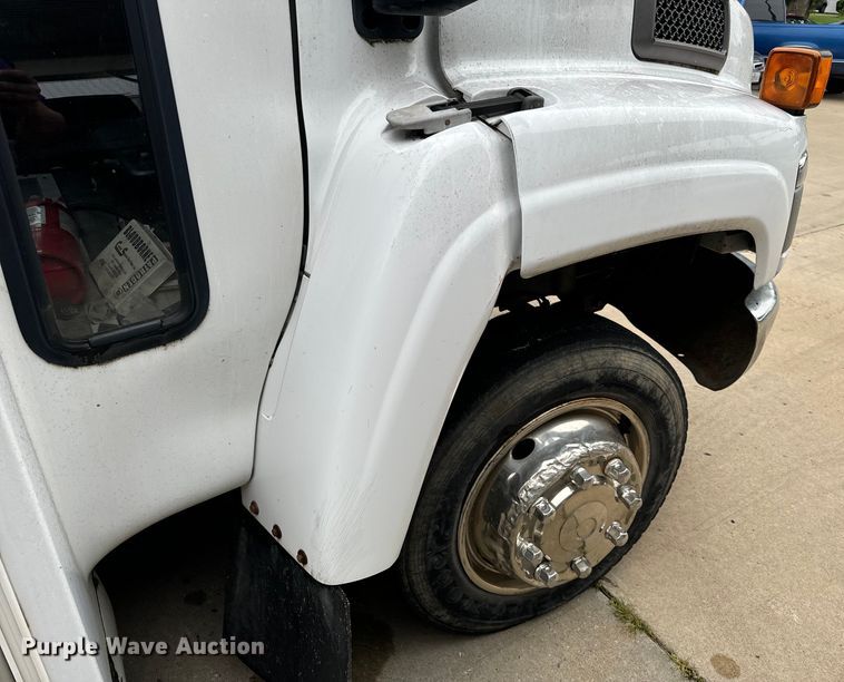 image for item OF9740 2009 Chevrolet  C5500 shuttle bus