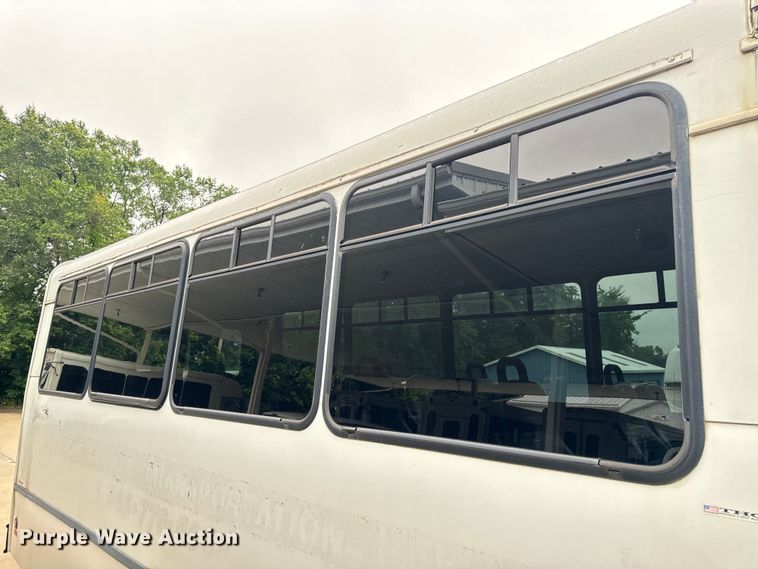 image for item OF9740 2009 Chevrolet  C5500 shuttle bus