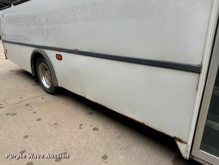 image for item OF9740 2009 Chevrolet  C5500 shuttle bus