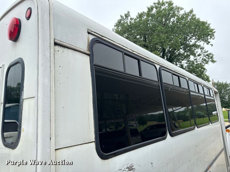 image for item OF9740 2009 Chevrolet  C5500 shuttle bus