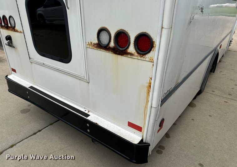 image for item OF9740 2009 Chevrolet  C5500 shuttle bus