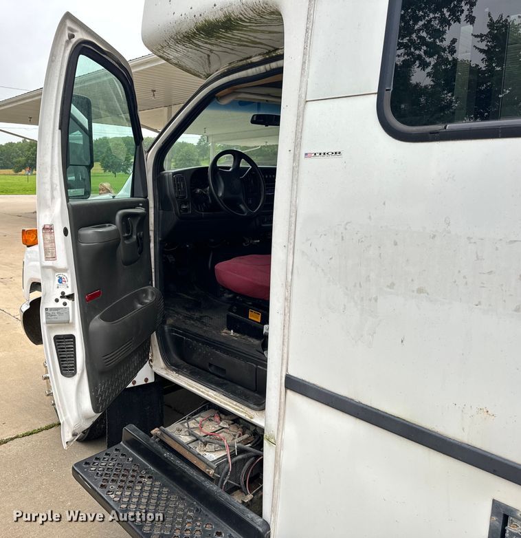 image for item OF9740 2009 Chevrolet  C5500 shuttle bus