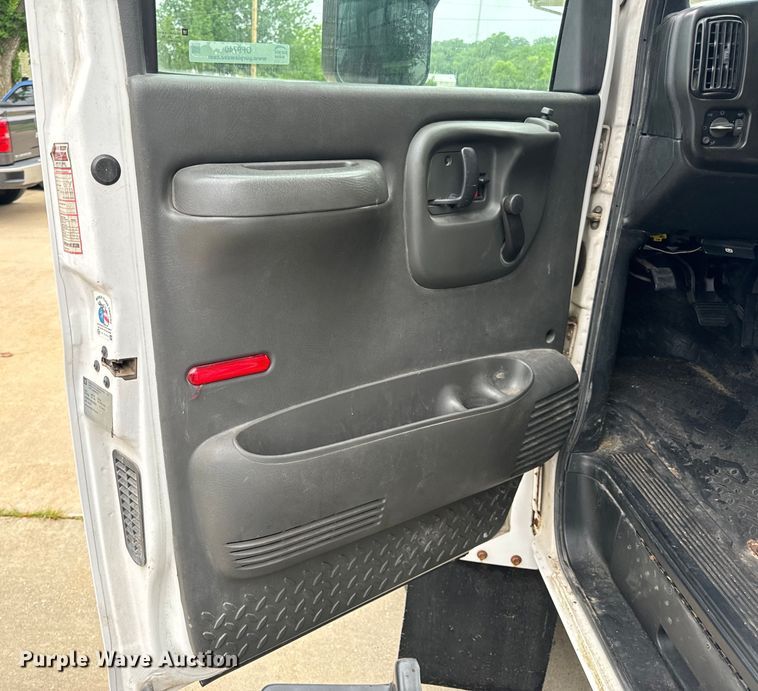 image for item OF9740 2009 Chevrolet  C5500 shuttle bus