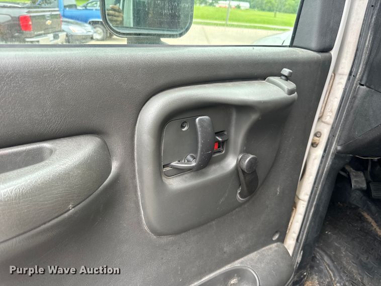 image for item OF9740 2009 Chevrolet  C5500 shuttle bus